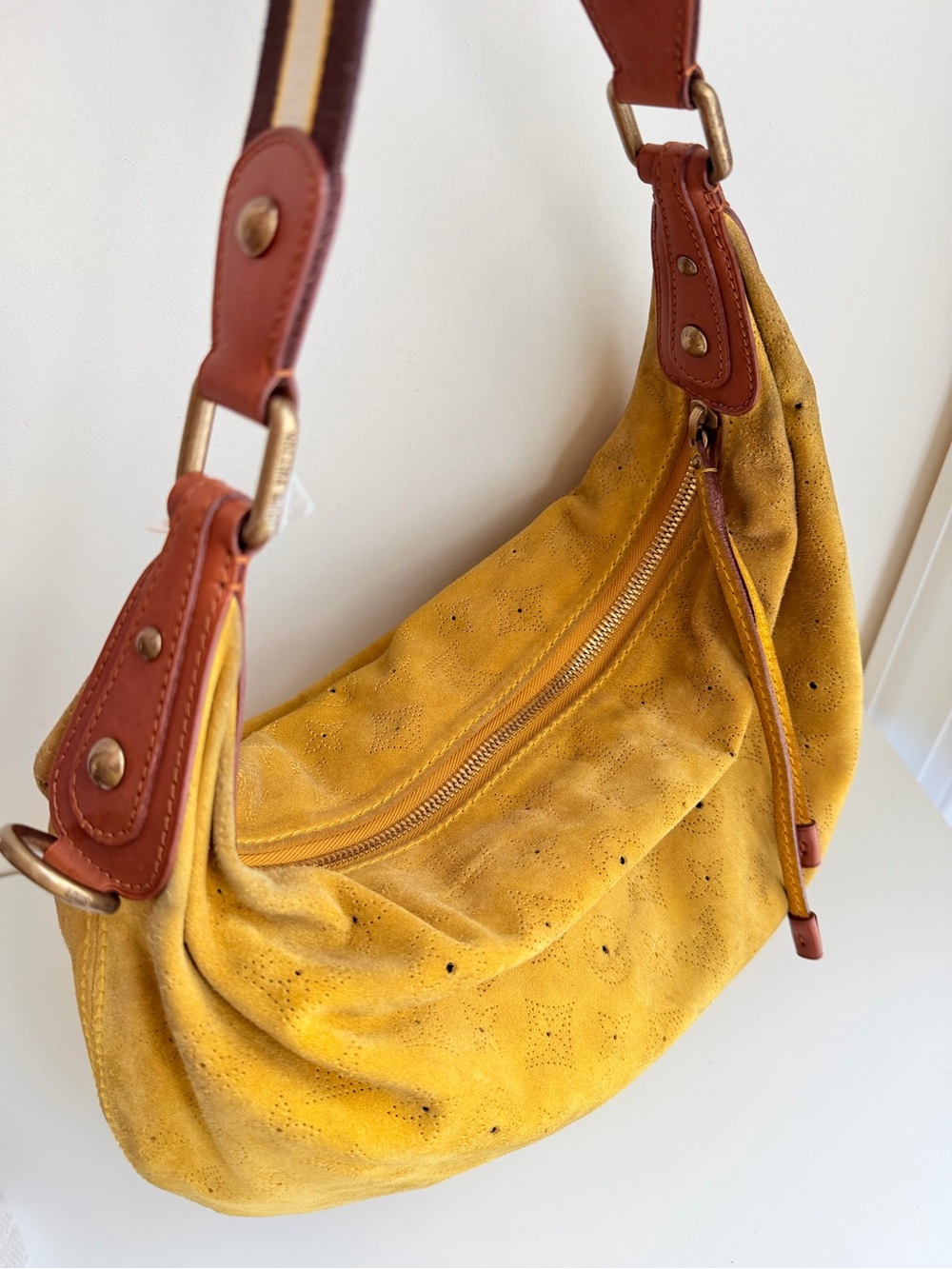 Authentic Louis Vuitton Mahina Onata Hobo Shoulder Bag - Picture 5 of 16